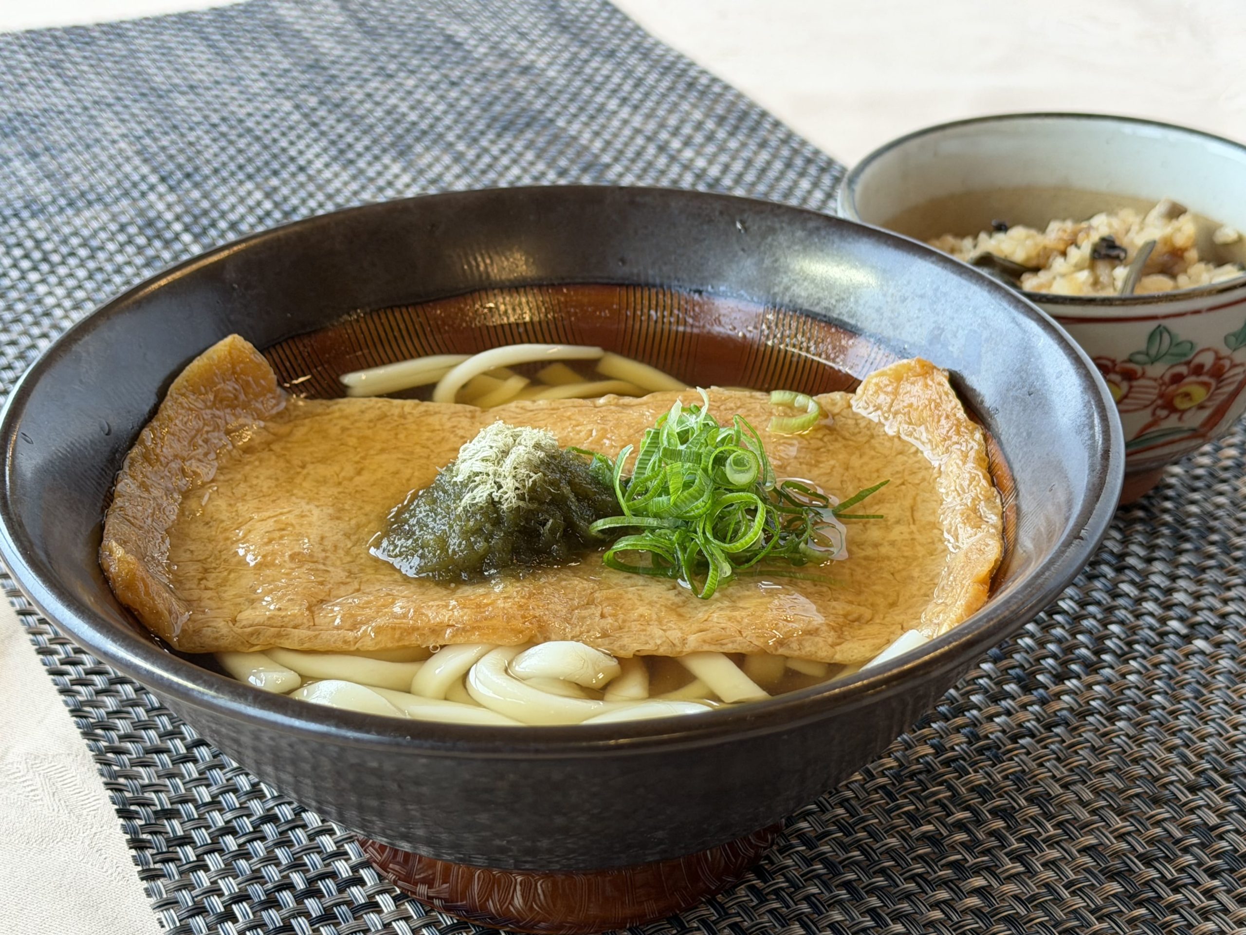 大判きつねうどんと山菜ご飯